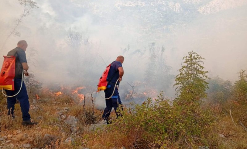 Jeza pakla pod otvorenim nebom ne jenjava! Mještani: Vatra nam je stigla do zidova
