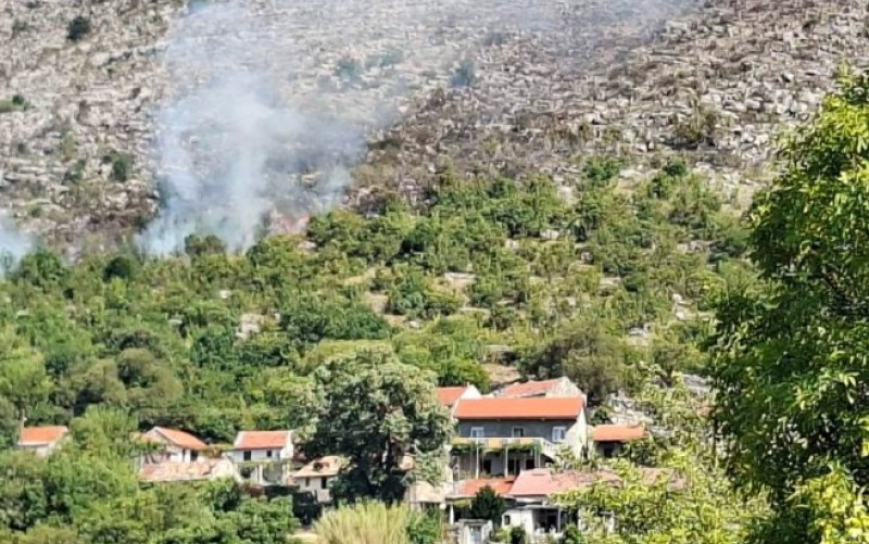 Vatra stigla blizu kuća: Požar kod Trebinja gasi i helikopter MUP-a Srpske VIDEO