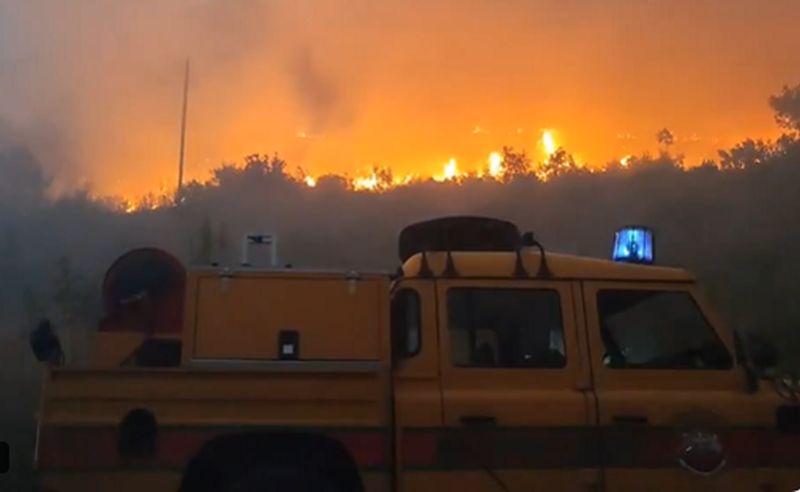 Plamen uz magistralu kod Trebinja: Gust dim, policija reguliše saobraćaj VIDEO