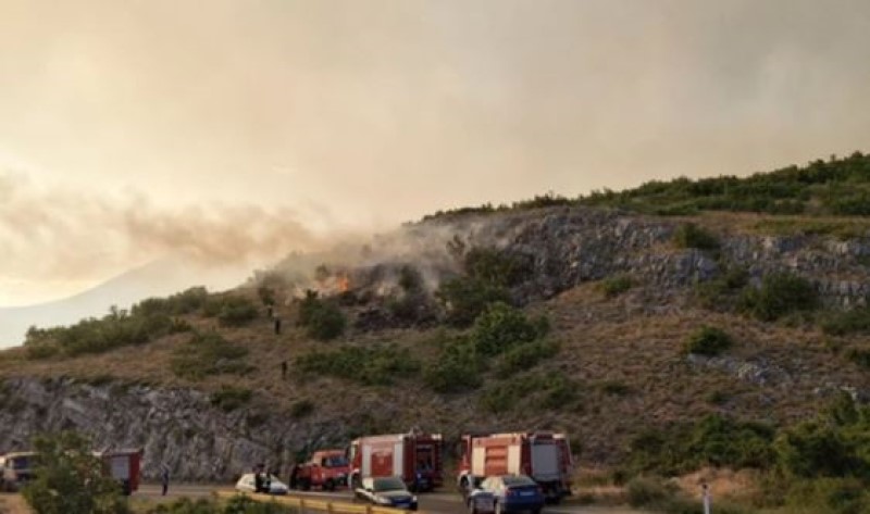 Vjetar raspiruje plamen: Vatra se spušta ka putu, borba s požarom iznad Trebinja ne prestaje
