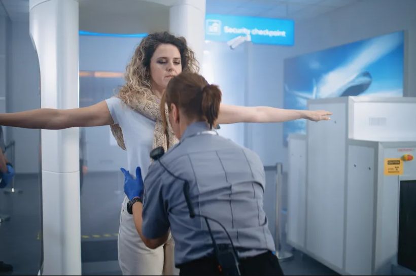 “Gospođo, šta to krijete u grudnjaku?” Šok scena na carini! Je l’ realno da je ovo uradila VIDEO