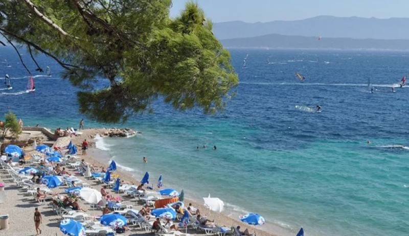 Čovjek iz BiH umro u moru u Hrvatskoj: Tijelo ostavili ispod suncobrana dva sata