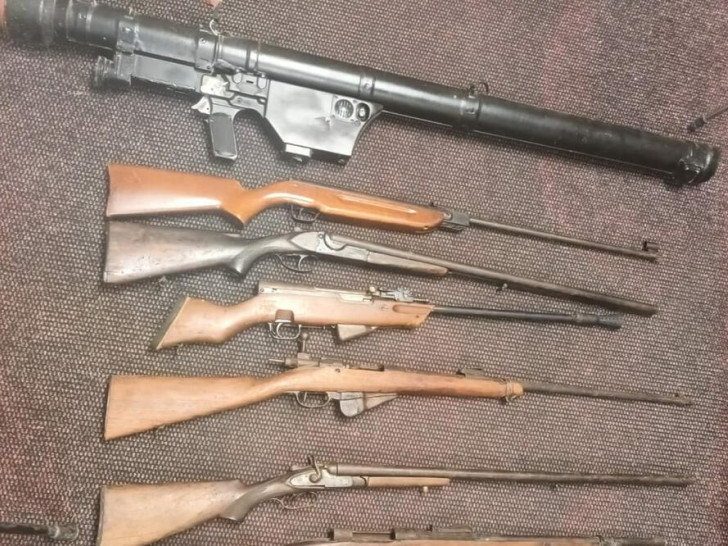 Policija pretresla stan: Oduzeti raketni bacač, sedam pušaka i municija