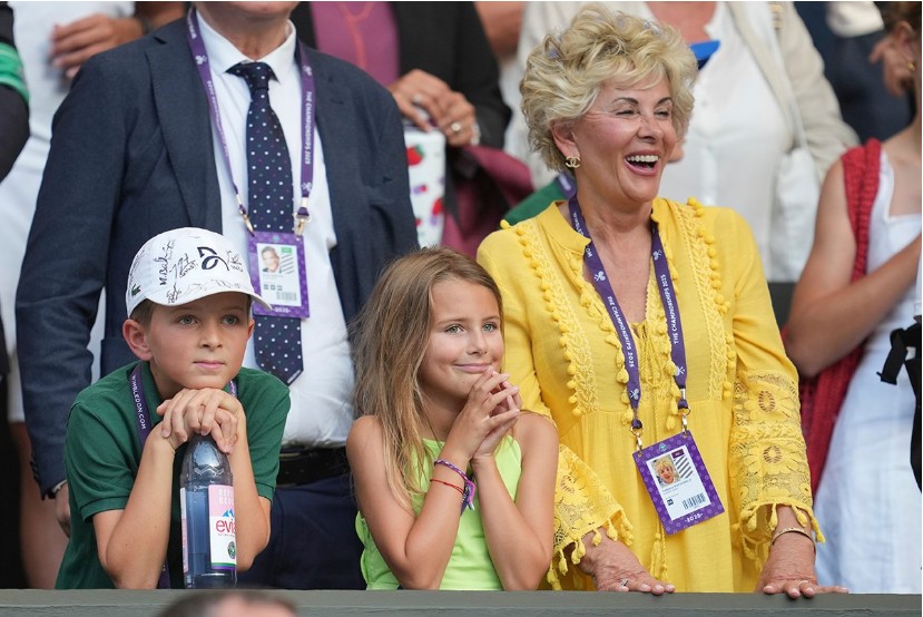 Srpkinja “teška” dvije milijarde dolara pored Stefana i Tare: Ko je misteriozna žena iz Novakove lože