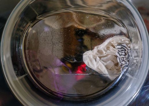 “Magija” alkoholnog sirćeta: Skida tvrdokorne mrlje i tragove na odjeći kao od šale