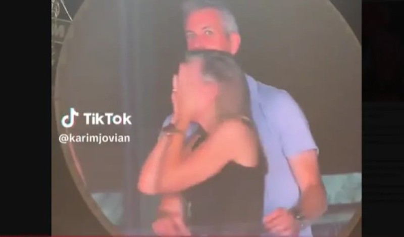 Skandal na koncertu! Milioner slučajno uhvaćen kamerom u preljubi, pa se oglasio VIDEO