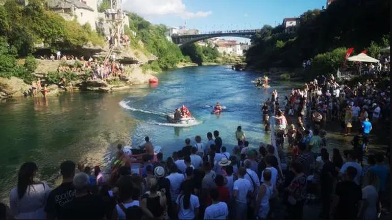Drama tokom skokova sa Starog mosta: Muškarac se počeo utapati, publika ga spasila