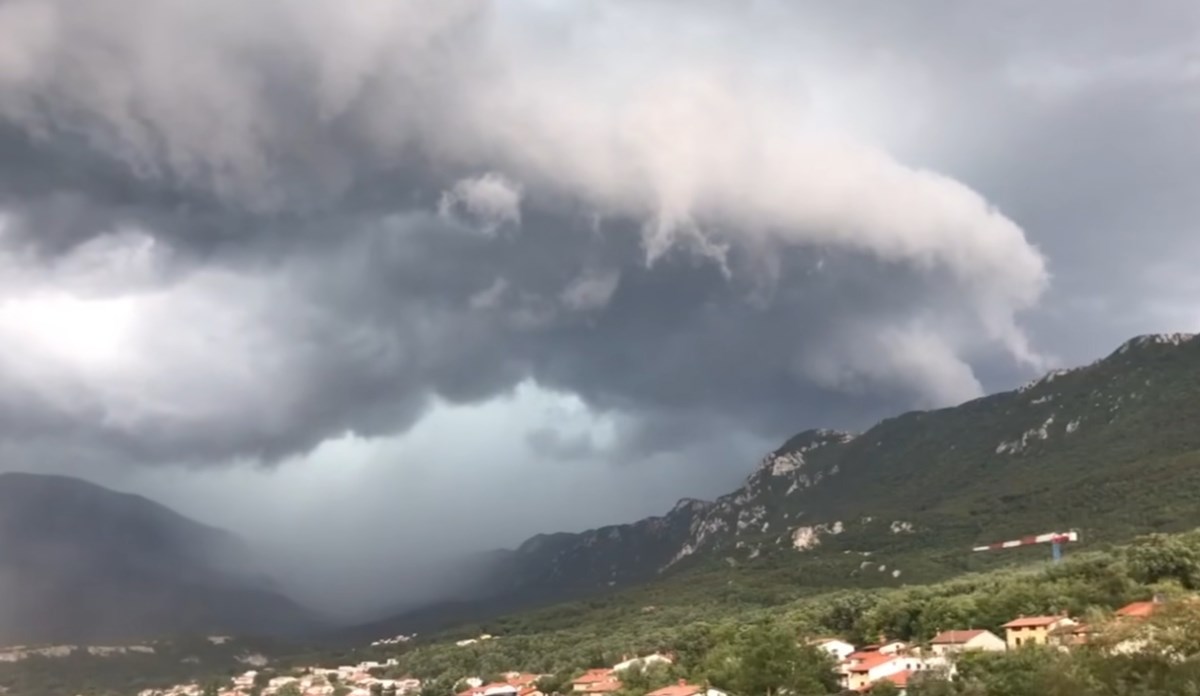 Veliko nevrijeme u Sloveniji: Vjetar čupao drveće, bez struje više od 6.000 korisnika VIDEO