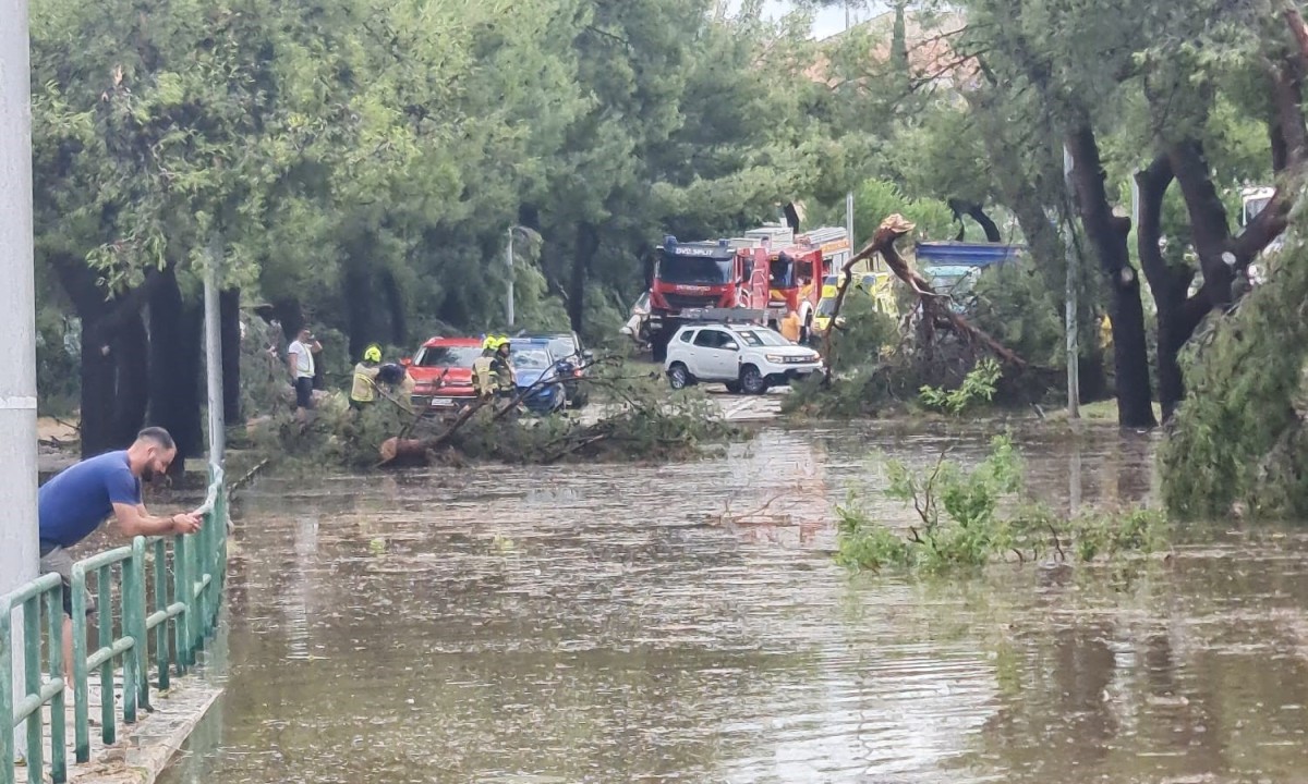 Haos u Splitu: Oboreno drveće, ulice pod vodom, grad i vjetar pričinili veliku štetu VIDEO