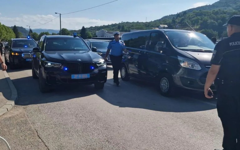 Incident! Oštećeno Šmitovo službeno vozilo, MUP Srpske tražio da ga pomjere zbog gužve