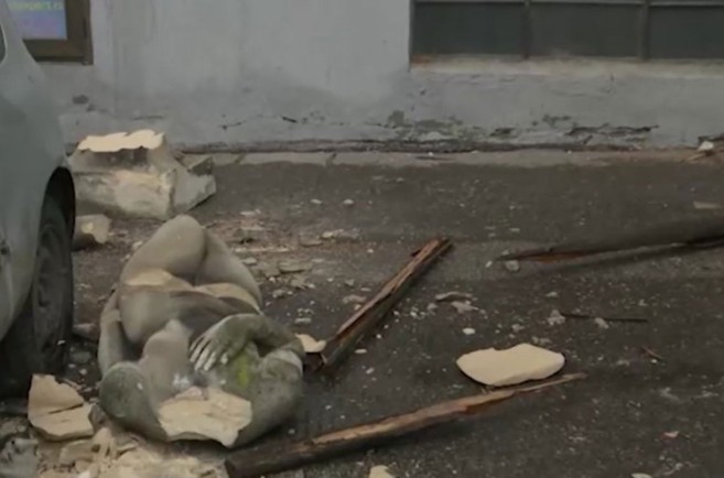 Pukom srećom izbjegnuta tragedija: Statua pala na trotoar, oštećen automobil