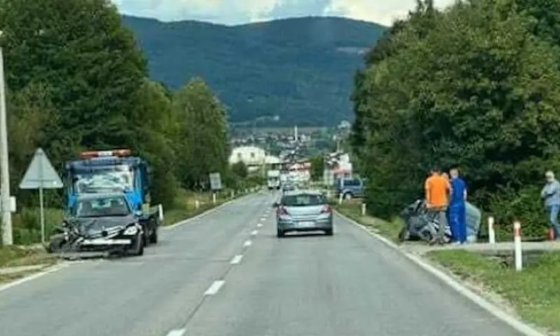 Automobil završio u kanalu pored puta: Težak sudar na putu Banjaluka – Prijedor