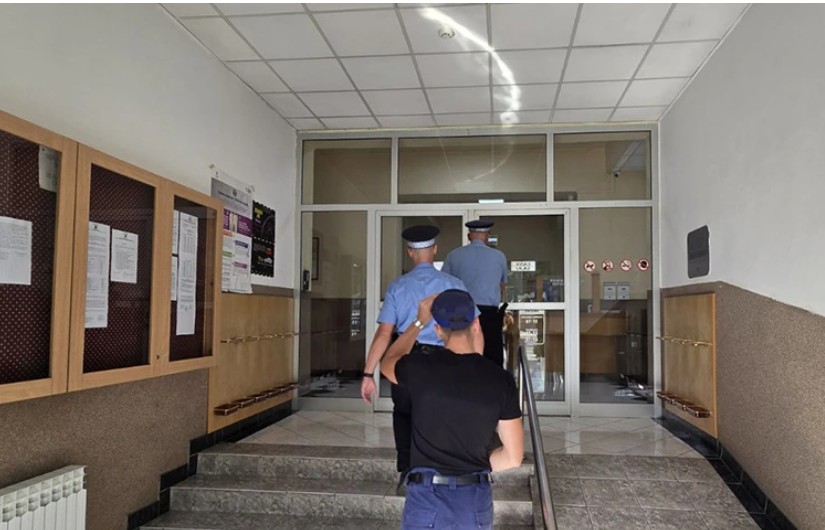 Cirkus u Tesliću: Zamijenili bravu da potpredsjednik Skupštine ne može ući u kancelariju