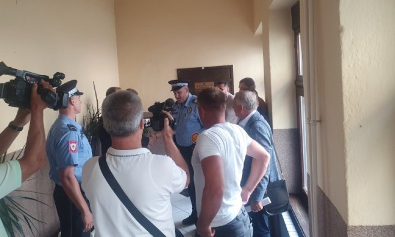 Škrebić “poljubio vrata”, odluka na kolegijumu: Politička situacija u Tesliću se ne smiruje