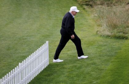 Tramp uhvaćen kako vara na golfu? Snimak postao hit na internetu VIDEO