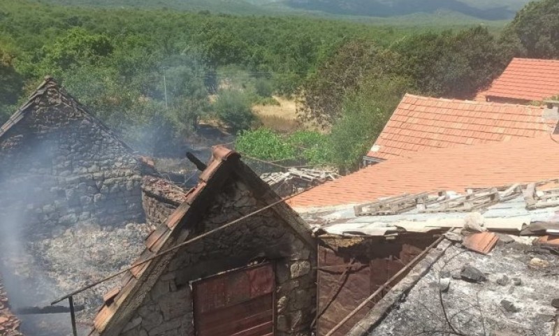 Ne smiruje se požar kod Trebinja: Linija vatre duža od dva kilometra VIDEO