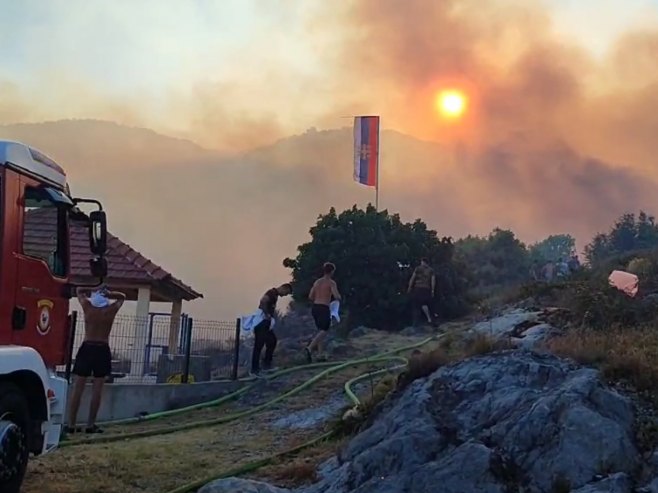Haos u Trebinju: Vatra nadomak kuća, helikopter, vatrogasci i mještani vode borbu sa stihijom VIDEO