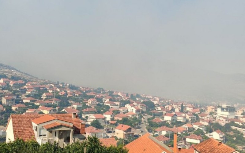 Požar na Leotaru iznad Trebinja van kotrole: Grad prekrio gust dim