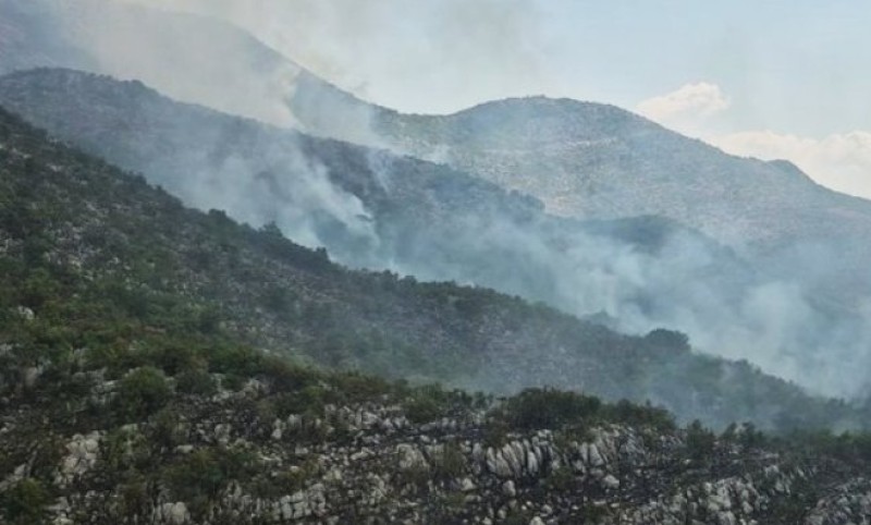 Trebinje konačno može da odahne: Zaustavljena vatra koja se spuštala prema kućama