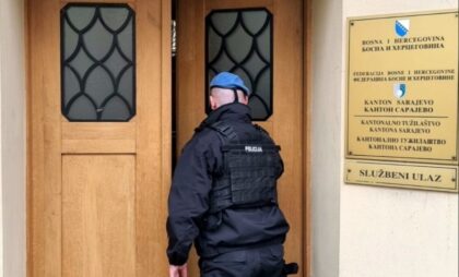 Optužen za pokušaj ubistva: Jednog muškarca izbo nožem u grudi, drugog po ruci i nozi