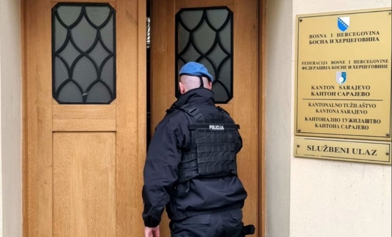 Optužen za pokušaj ubistva: Jednog muškarca izbo nožem u grudi, drugog po ruci i nozi