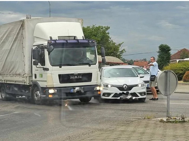 Nezgoda u Banjaluci: Sudar kamiona i automobila u kružnom toku kod Centruma