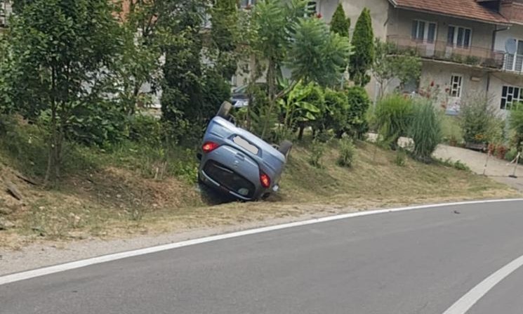 Udes kod Banjaluke! U krivini završio na krovu