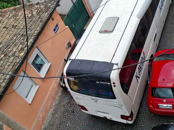 Scene za “vjerovali ili ne”: Vozač ugurao autobus sa malom djecom u usku ulicu, pa izlupao i automobile