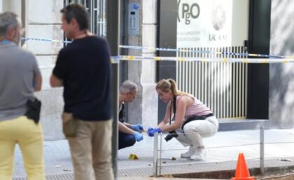 Misteriozno ubistvo u centru! Napadač čekao žrtvu i izrešetao je pred vratima