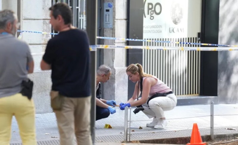 Misteriozno ubistvo u centru! Napadač čekao žrtvu i izrešetao je pred vratima