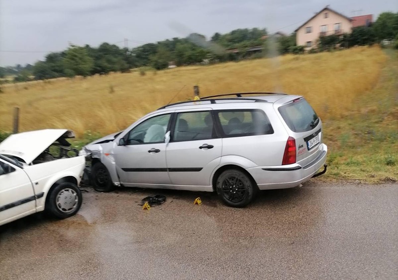 Sudar u Velikoj Obarskoj: Vozač povrijeđen, prevezen u bolnicu