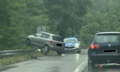 Kiša je danas učinila svoje: Automobil završio na zaštitnoj ogradi