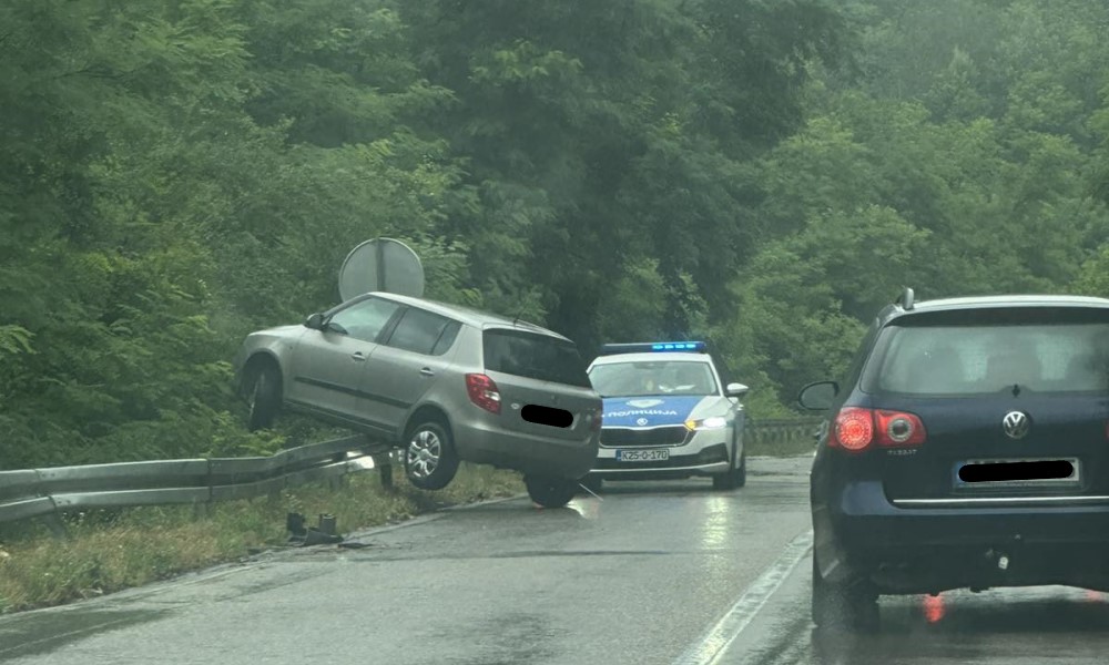 Kiša je danas učinila svoje: Automobil završio na zaštitnoj ogradi
