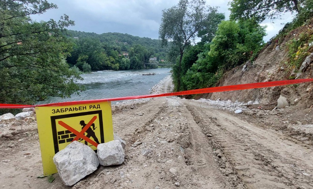 Grad zaćutao: Inspekcija zaustavila radove na Vrbasu, obala uništena FOTO