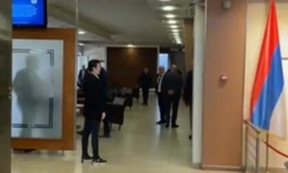 Burno u NS RS: Vukanović ponovo izbačen iz sale, pa nervozno galami po hodniku