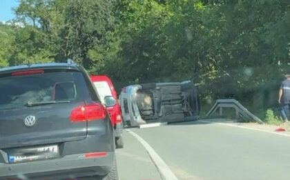 Sudar u Banjaluci, automobil se prevrnuo: Na terenu hitna i policija