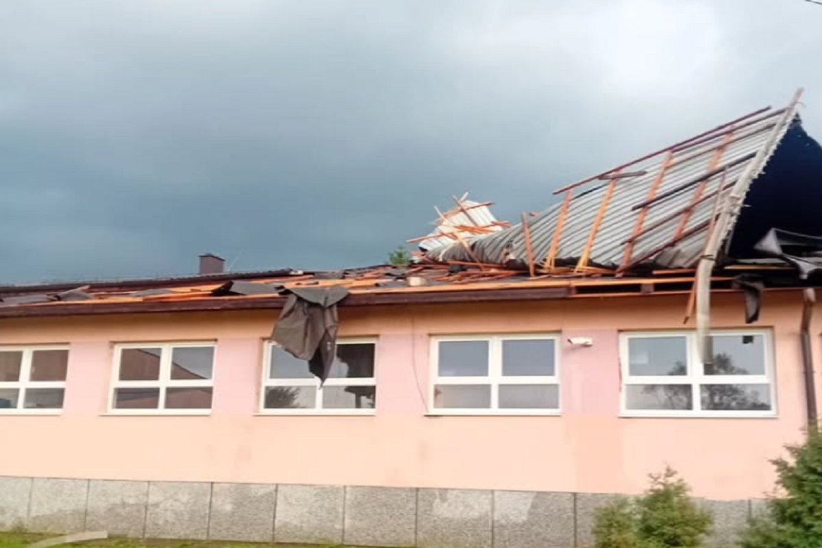 Posljedica snažnog nevremena: Oštećen krov škole u Prnjavoru