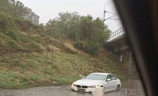 Drama na putevima u BiH: BMW ostao “zarobljen” u vodi, blokiran saobraćaj u ovom dijelu