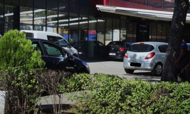 Za bahate nema ni “pauka”: Divlji parking u centru Banjaluke VIDEO