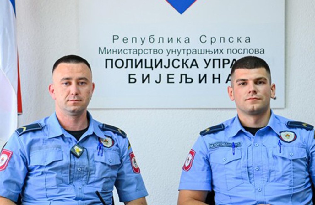 Bijeljinski policajci nisu imali dilemu: Hrabro gasili požar i pomogli mještanima