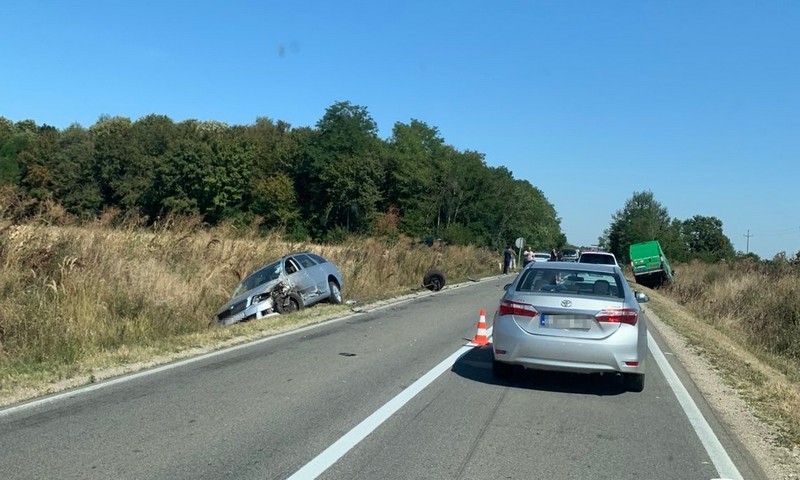 Udes kod Bijeljine: Kombi i automobil u kanalu FOTO