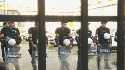 Policija potisnula okupljene: Blokada suda u Novom Sadu od ranog jutra