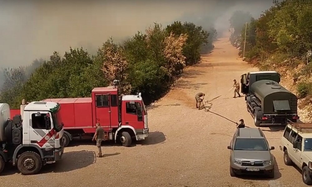 Gasili požar u Crnoj Gori: U prevrtanju cisterne stradao vojnik, drugi teško povrijeđen