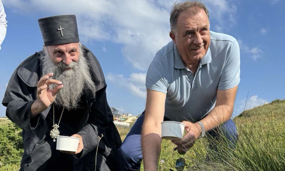 Dodik sa patrijarhom bere borovnice na Jahorini: Kad su ruke čiste, a savjest mirna VIDEO