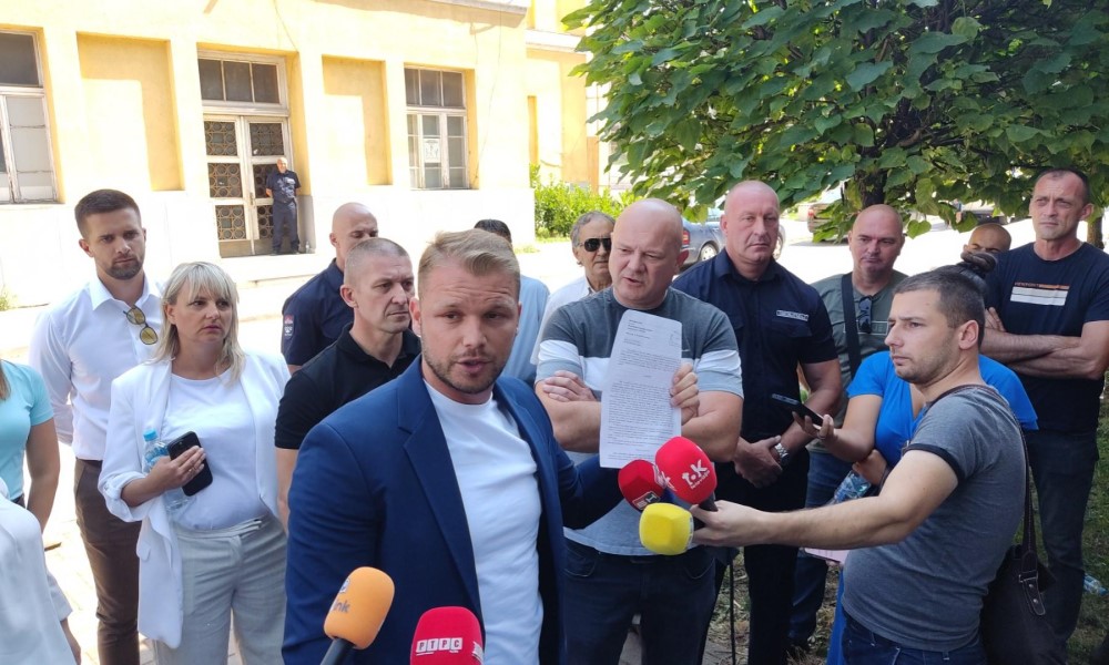 Obračun ispred Sokolskog doma u Banjaluci: Pogledajte šta se dešava FOTO/VIDEO