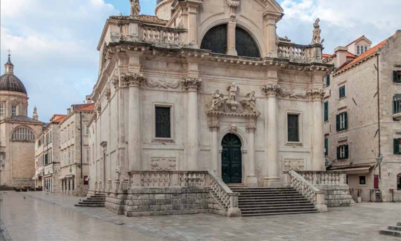 Uvode i novčane kazne: Dubrovnik zabranjuje sjedenje na poznatim stepenicama