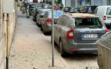 Obrušila se fasada u centru Sarajeva: Dijelovi pali i oštetili automobil
