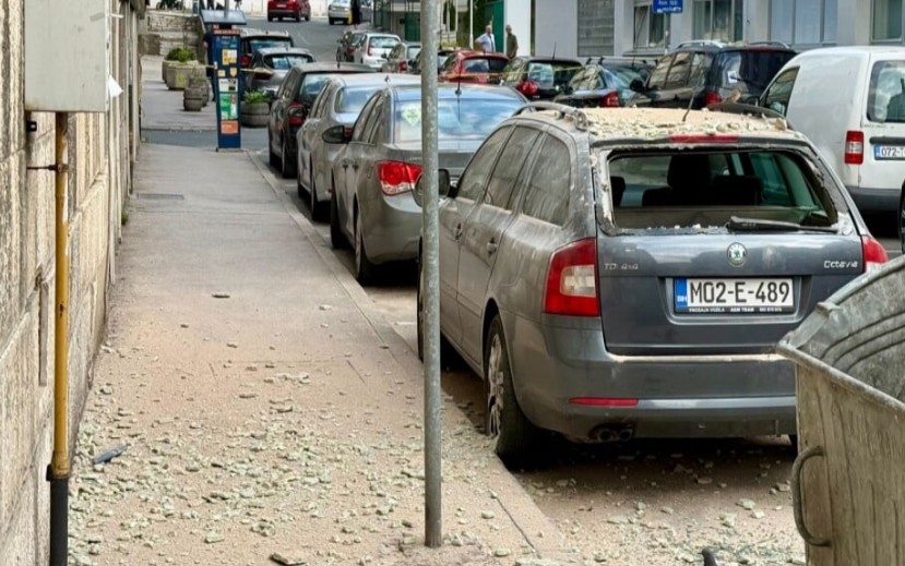 Obrušila se fasada u centru Sarajeva: Dijelovi pali i oštetili automobil