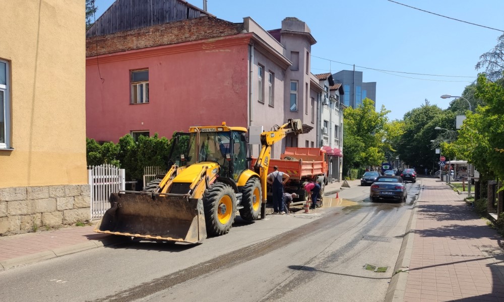 Jedna saobraćajna traka zatvorena: Radovi u Jevrejskoj ulici FOTO