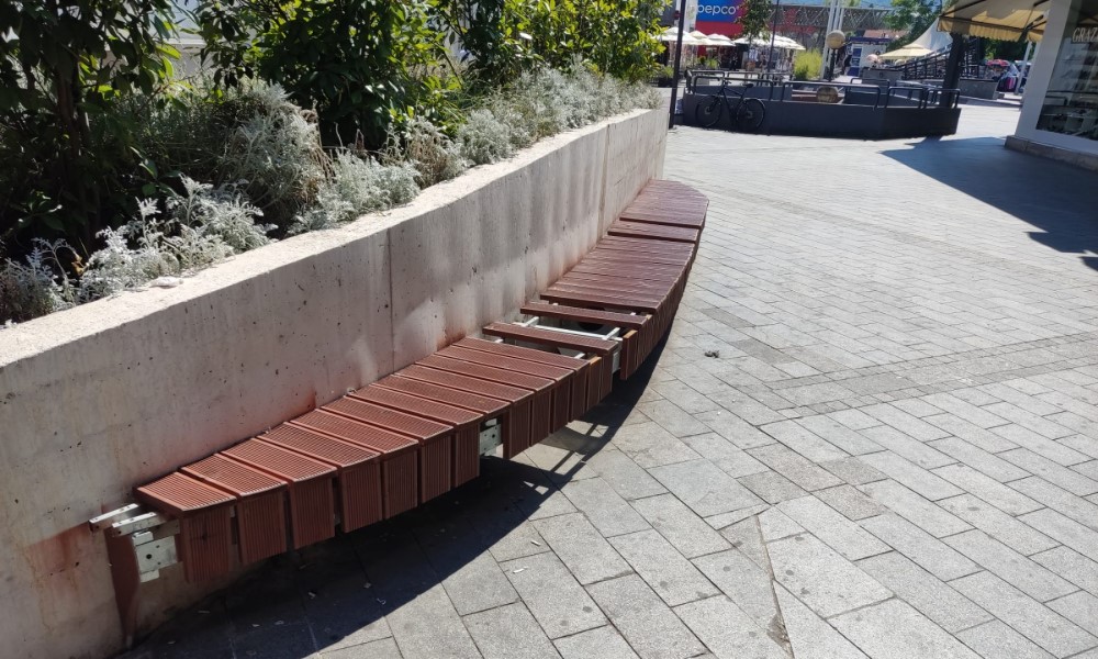 Nakon stubova rasvjete i ploča: Za godinu dana u Gajevoj “popustile” i klupe FOTO